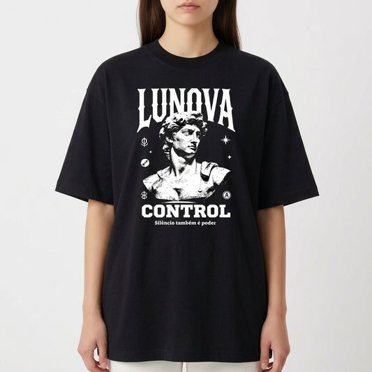 Camiseta com estampa frontal de busto de escultura clássica sob palavras estilizadas e símbolos gráficos dispersos, acompanhada de frase impactante.