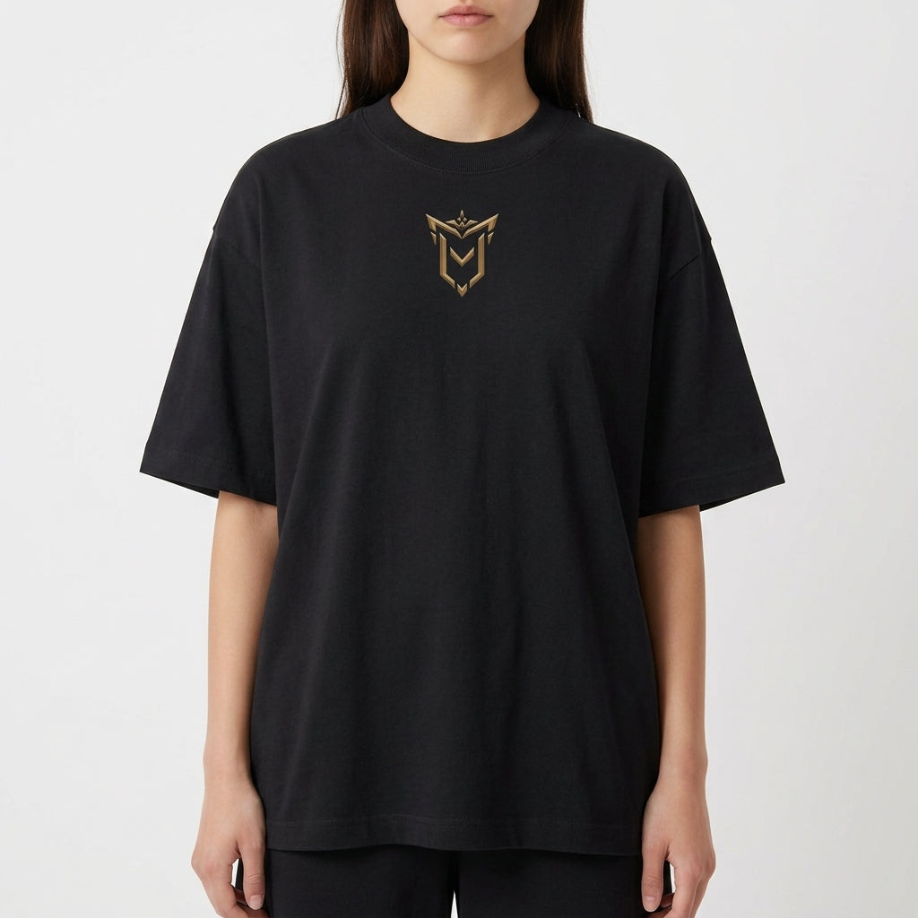Camiseta com estampa frontal de símbolo estilizado minimalista e estampa traseira de personagem em pose dinâmica cercado por textos e gráficos detalhados.