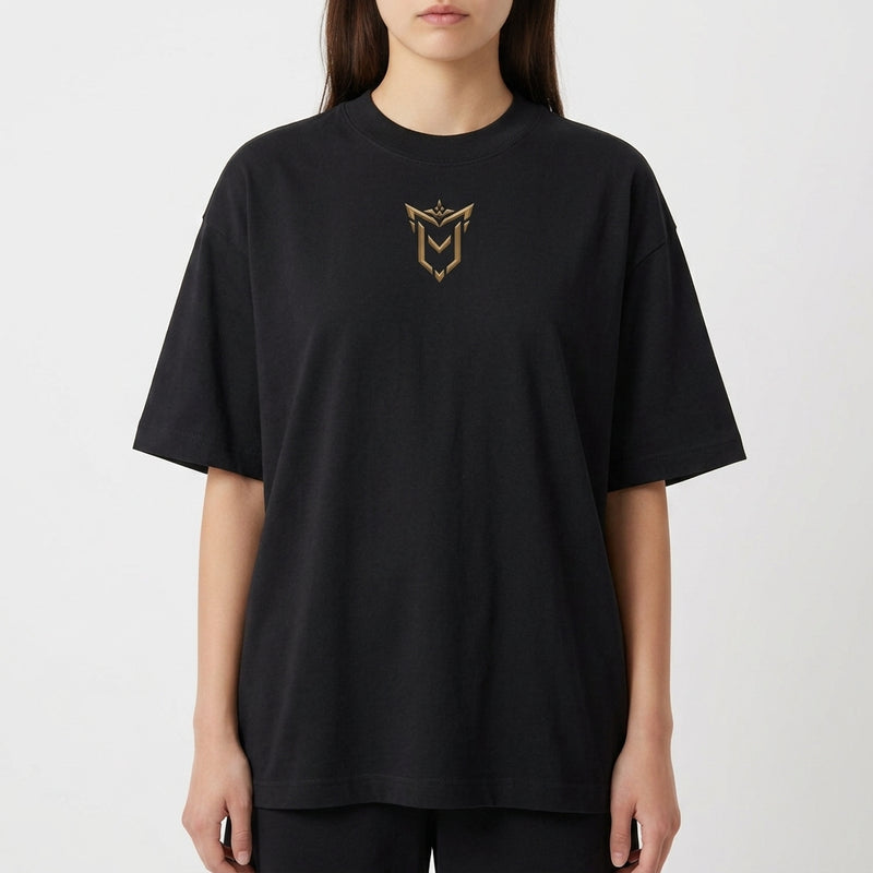 Camiseta com estampa frontal de símbolo estilizado minimalista e estampa traseira de personagem em pose dinâmica cercado por textos e gráficos detalhados.