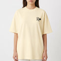Camiseta com estampa frontal de letra "R" acompanhada de um símbolo de espadas e estampa traseira de cartas de baralho formando "Full House".