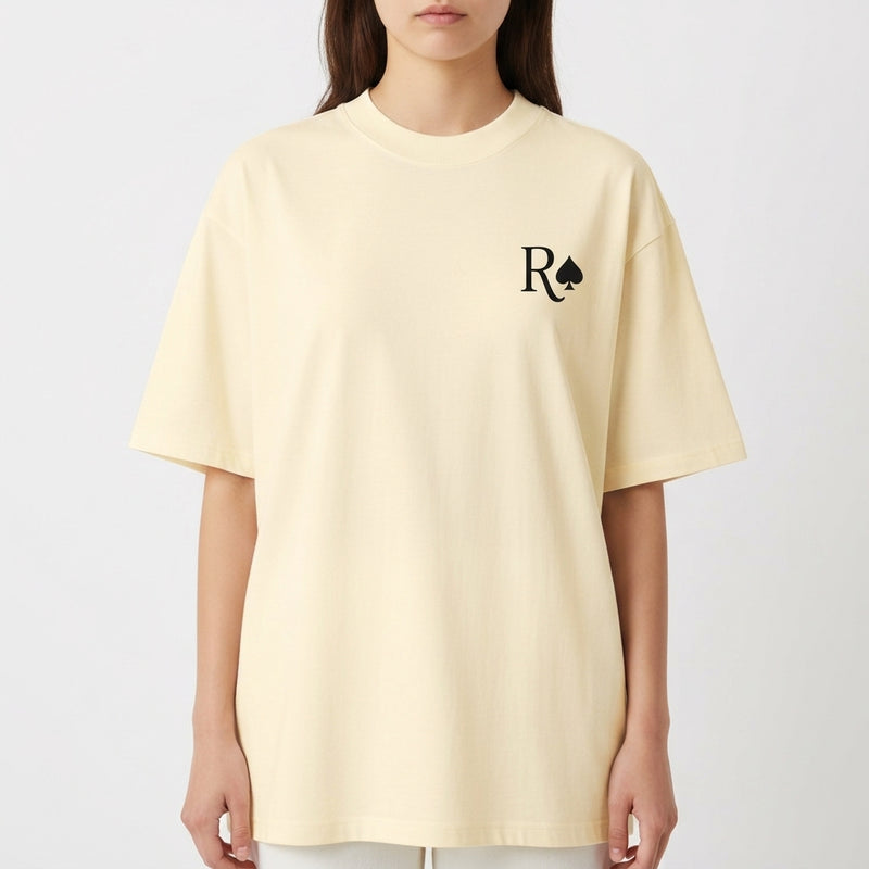 Camiseta com estampa frontal de letra "R" acompanhada de um símbolo de espadas e estampa traseira de cartas de baralho formando "Full House".