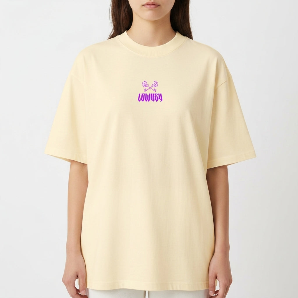 Camiseta com estampa frontal de duas mãos fazendo gesto de paz acima da palavra "LOWREY" e estampa traseira da palavra "LOWREY" em fonte estilizada.