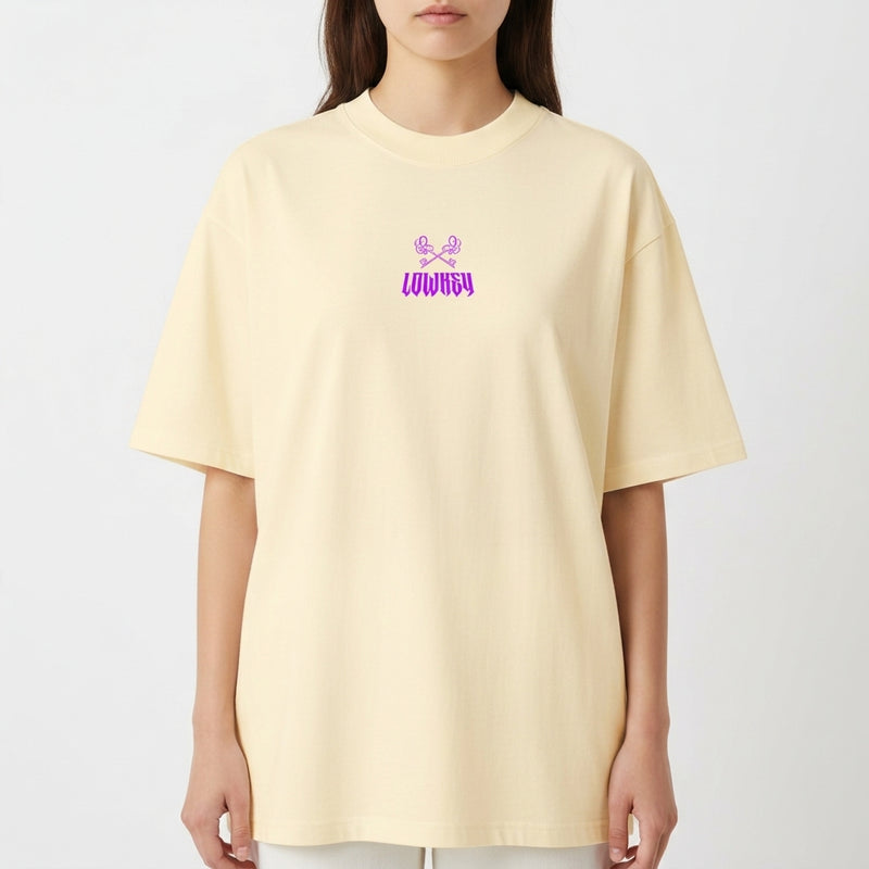 Camiseta com estampa frontal de duas mãos fazendo gesto de paz acima da palavra "LOWREY" e estampa traseira da palavra "LOWREY" em fonte estilizada.