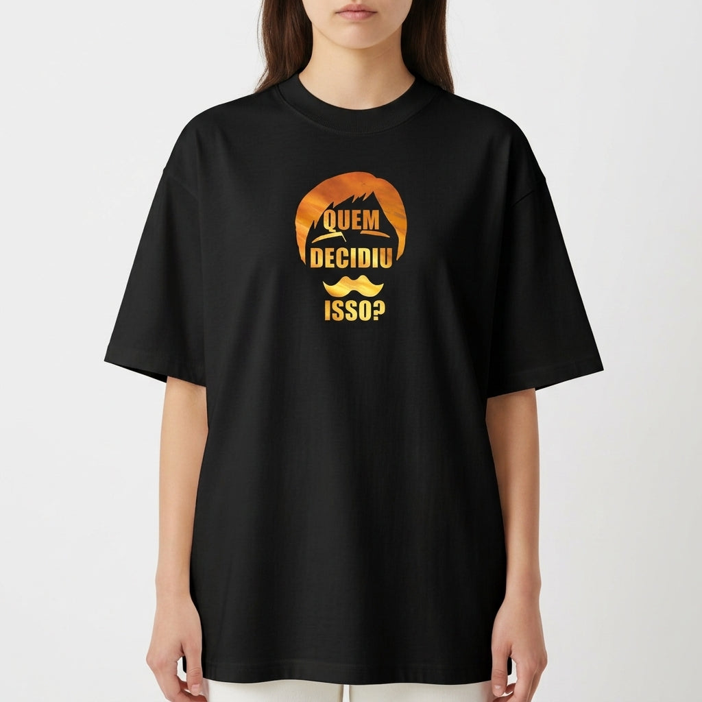 Camiseta com estampa frontal de cabelo estilizado com frase "Quem decidiu isso?" em combinação cômica e estampa traseira de personagem musculoso com espada, nome "Escanor".