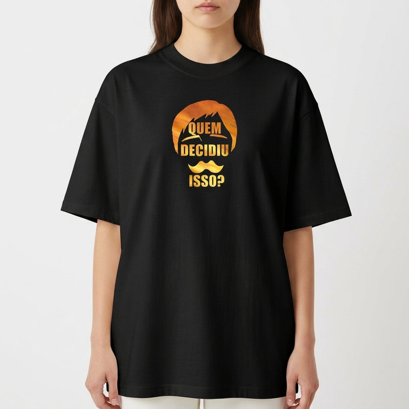 Camiseta com estampa frontal de cabelo estilizado com frase "Quem decidiu isso?" em combinação cômica e estampa traseira de personagem musculoso com espada, nome "Escanor".