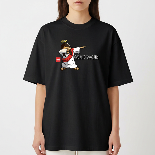 Camiseta com estampa frontal de figura realizando um gesto de dabbing, com auréola, manto vermelho e texto "God Won" ao lado direito.