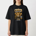 Camiseta com estampa frontal de um leão majestoso cercado por textos em estilo impactante, incorporando elementos de poder, fé e espiritualidade.