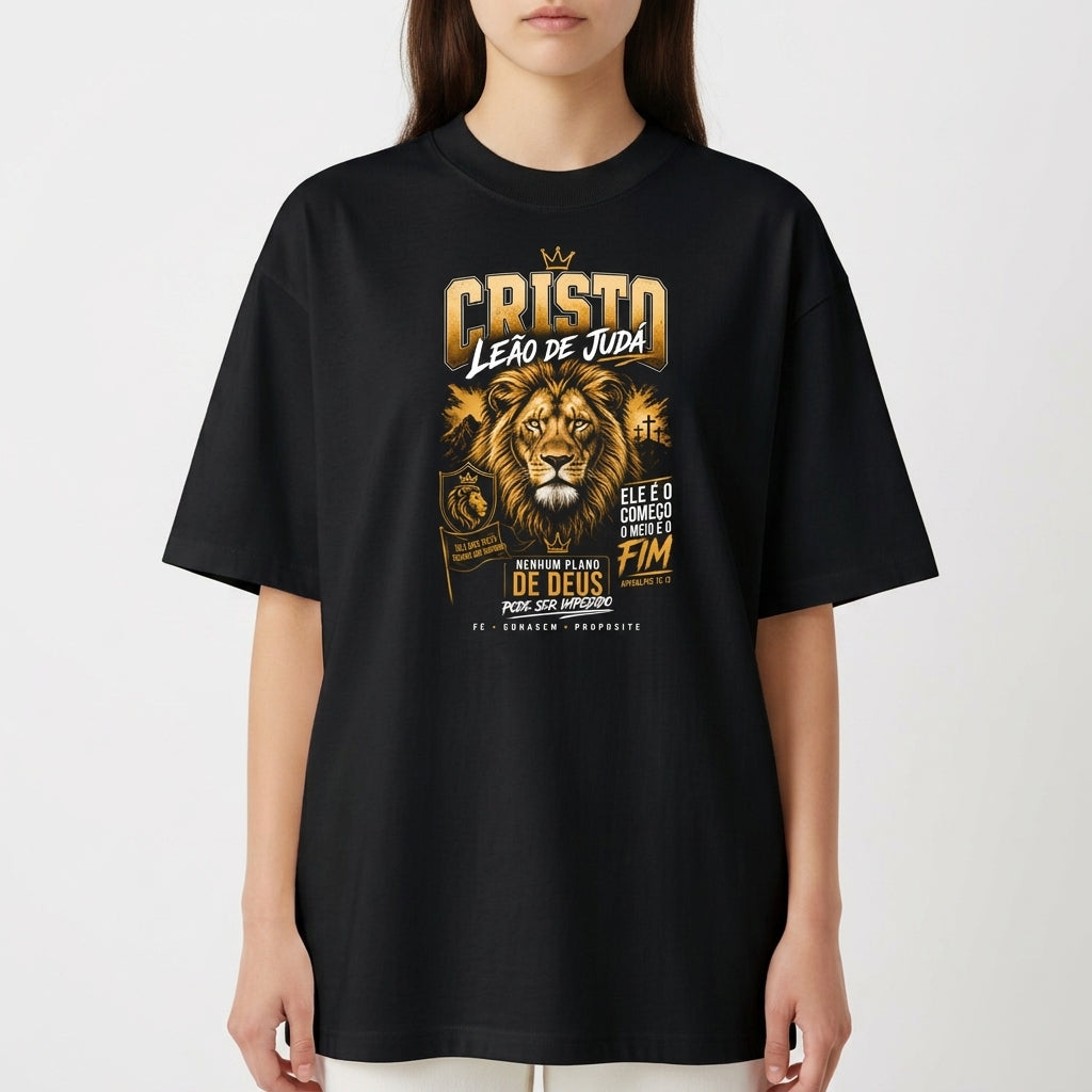 Camiseta com estampa frontal de um leão majestoso cercado por textos em estilo impactante, incorporando elementos de poder, fé e espiritualidade.