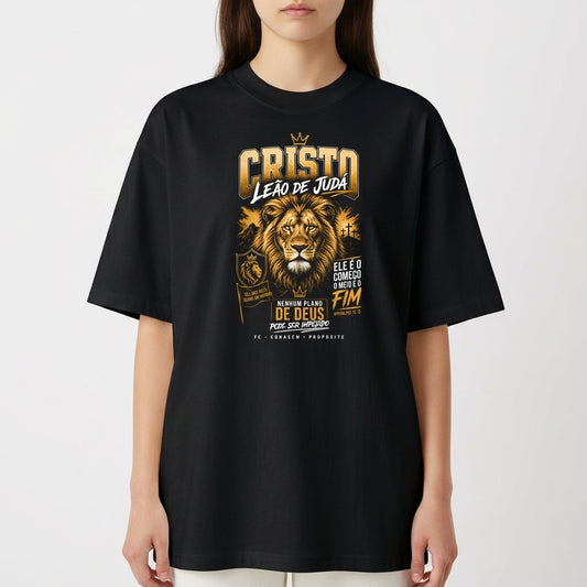 Camiseta com estampa frontal de um leão majestoso cercado por textos em estilo impactante, incorporando elementos de poder, fé e espiritualidade.