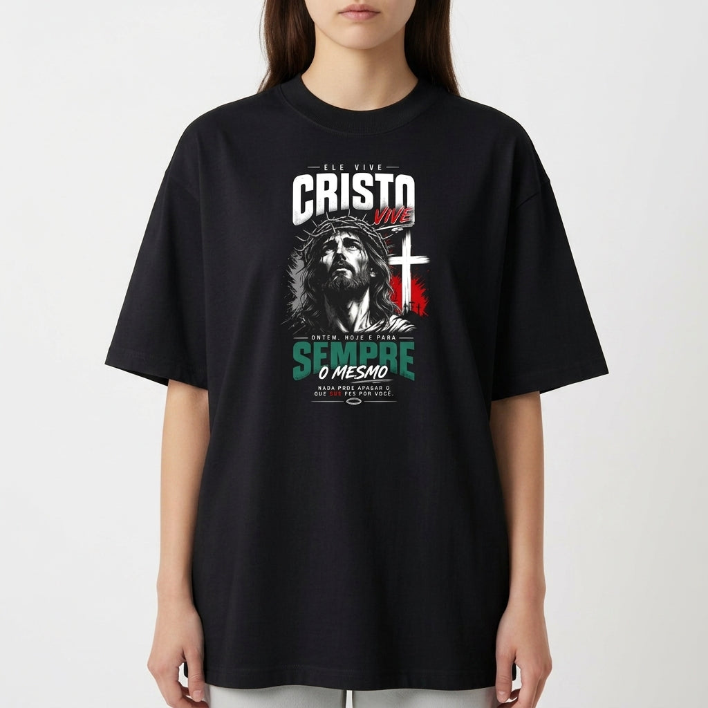 Camiseta com estampa frontal de imagem estilizada de Cristo sob cruz, acompanhada de texto em letras impactantes e elementos gráficos complementares.