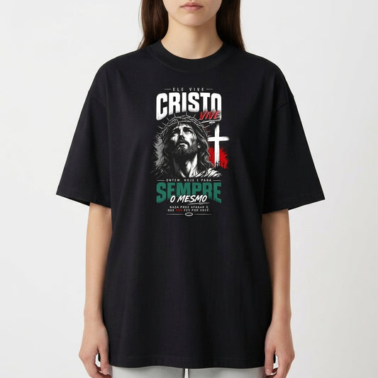 Camiseta com estampa frontal de imagem estilizada de Cristo sob cruz, acompanhada de texto em letras impactantes e elementos gráficos complementares.