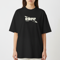 Camiseta com estampa frontal de texto estilizado com efeito 3D, acompanhada por órbita circular e detalhes geométricos, formando um design moderno.