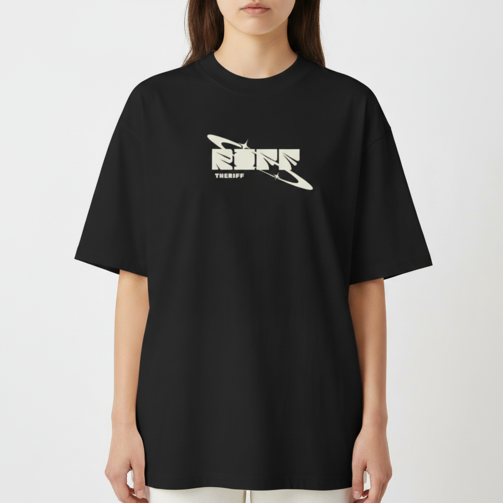 Camiseta com estampa frontal de texto estilizado com efeito 3D, acompanhada por órbita circular e detalhes geométricos, formando um design moderno.