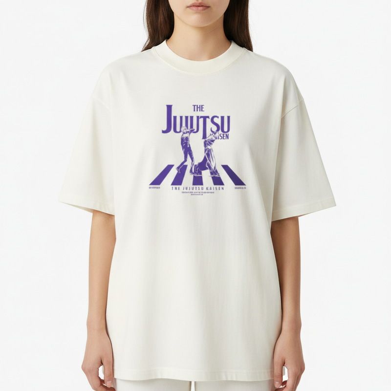 Camiseta com estampa frontal de duas figuras humanas cercadas por faixas diagonais, acompanhadas pelo texto "THE JUJUTSU KAISEN" em destaque.