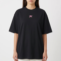 Camiseta com estampa frontal de logotipo estilizado com letras e estampa traseira de personagem musculoso flexionando, acompanhado do texto "Parker Squad".