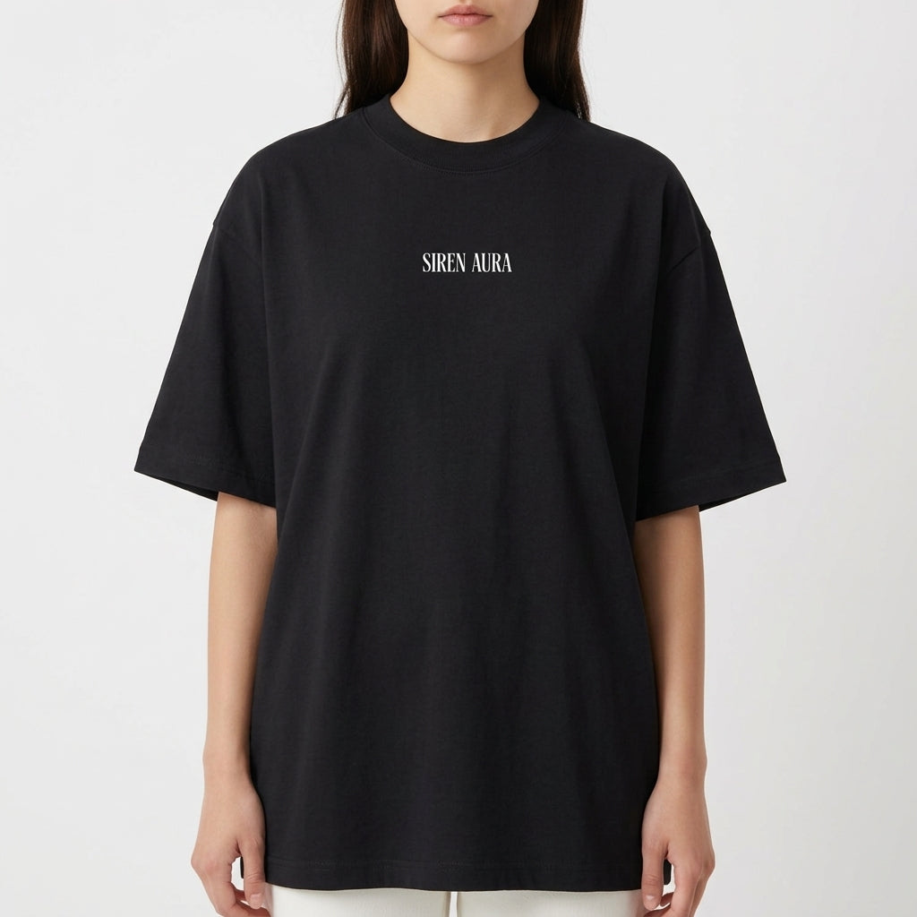 Camiseta com estampa frontal de texto pequeno "SIREN AURA" e estampa traseira de rosto feminino com lágrimas de sangue e texto "TREINO É RITUAL".