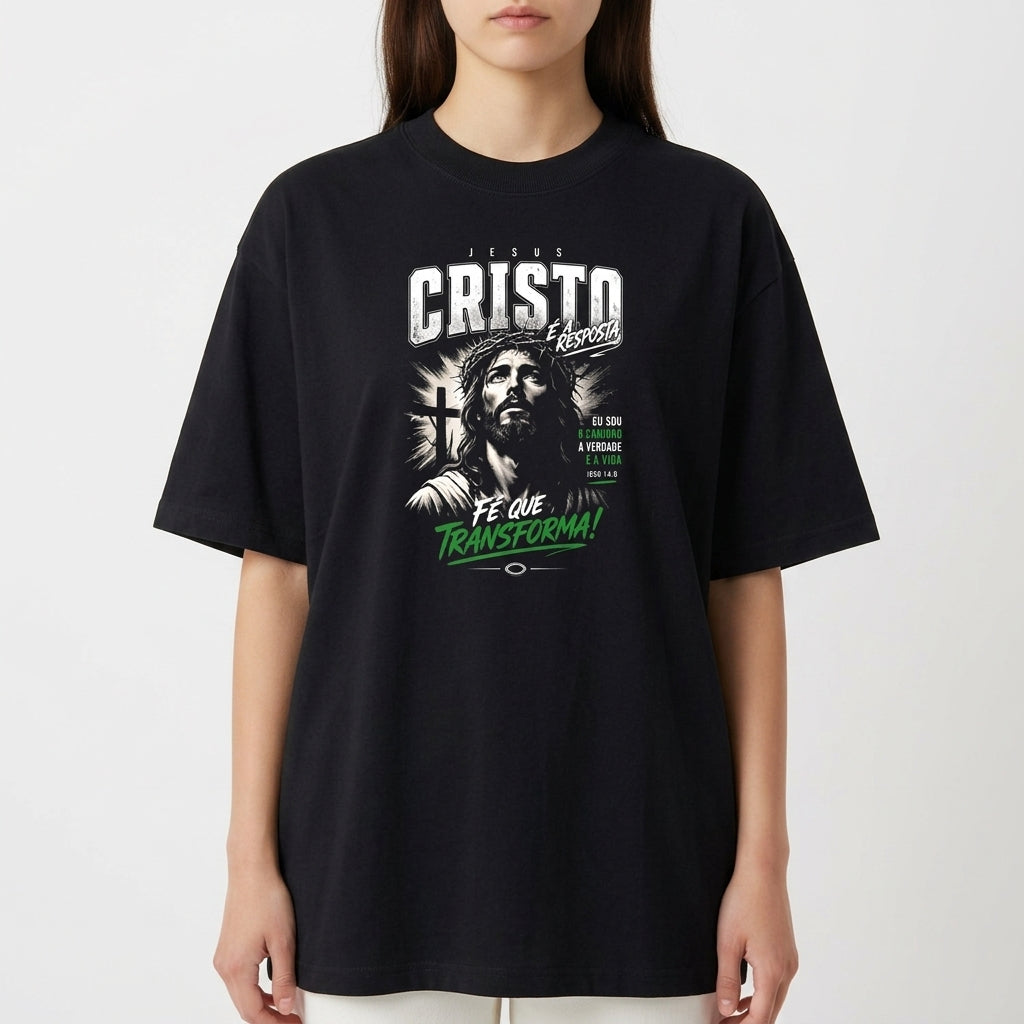 Camiseta com estampa frontal de figura religiosa ao lado de uma cruz, acompanhada de diversas frases em diferentes tipografias e tamanhos.