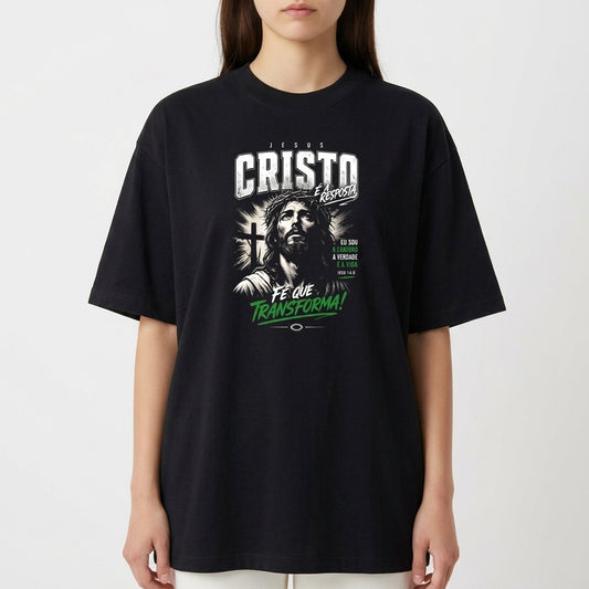 Camiseta com estampa frontal de figura religiosa ao lado de uma cruz, acompanhada de diversas frases em diferentes tipografias e tamanhos.