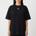 Camiseta com estampa frontal de pequeno símbolo gráfico e estampa traseira de figura viking com capacete e machados cruzados, acompanhada de inscrições temáticas.