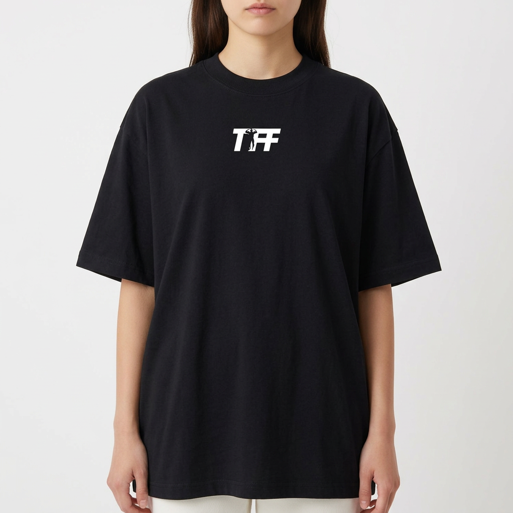 Camiseta com estampa frontal de texto estilizado "TïFF" e estampa traseira de "TEAM FF" em letras maiúsculas.