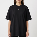 Camiseta com estampa frontal de pequena figura abstrata e estampa traseira de ilustração de guerreiro viking com capacete ornamentado e inscrição "Viking Courage".