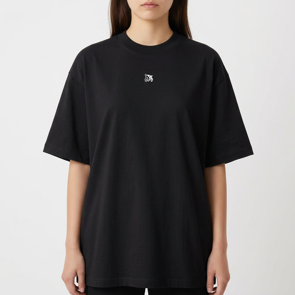 Camiseta com estampa frontal de pequena figura abstrata e estampa traseira de ilustração de guerreiro viking com capacete ornamentado e inscrição "Viking Courage".