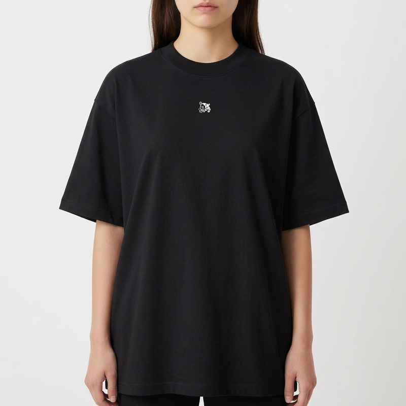 Camiseta com estampa frontal de pequena figura abstrata e estampa traseira de ilustração de guerreiro viking com capacete ornamentado e inscrição "Viking Courage".