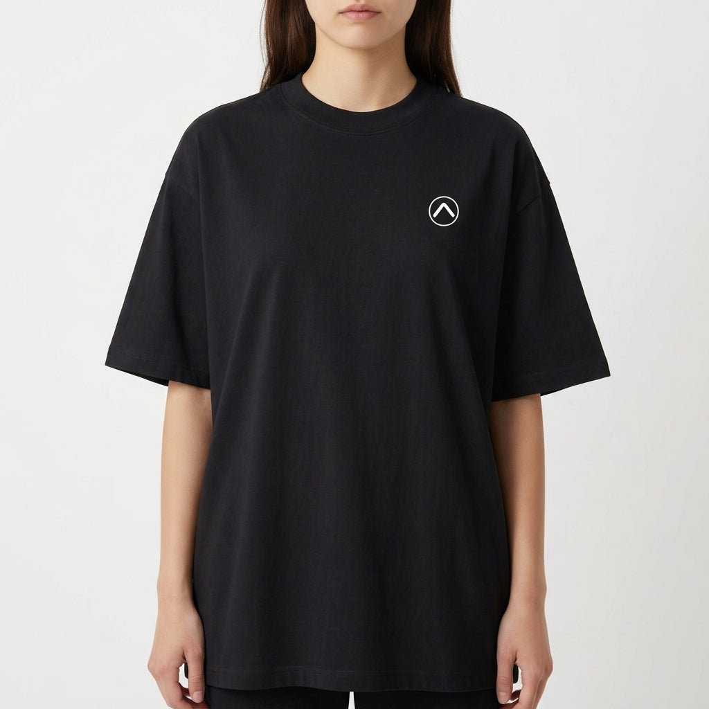 Camiseta com estampa frontal de símbolo minimalista circular com seta apontando para cima e estampa traseira de paisagem tropical com palmeiras e pôr do sol refletido no mar.