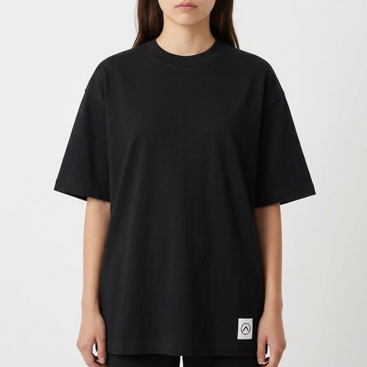Camiseta com estampa frontal de logotipo minimalista e estampa traseira de prancha de surf encostada em parede desgastada com palmeira e fundo geométrico.