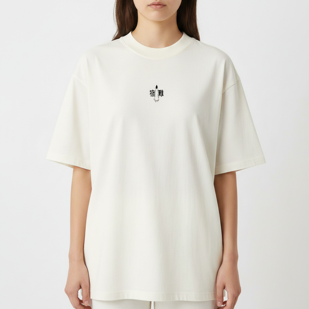 Camiseta com estampa frontal de caracteres estilizados e detalhe decorativo, e estampa traseira de dois rostos em perfil em estilo artístico.