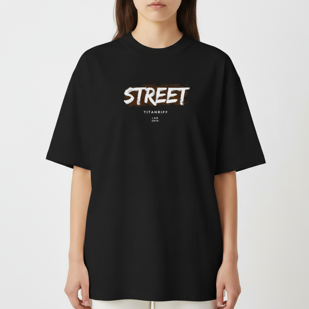 Camiseta com estampa frontal de texto estilizado "STREET" seguido por "TITANRIFF LAB 2026" com design moderno e tipografia impactante.