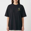 Camiseta com estampa frontal de brasão decorativo ao lado da palavra "LEGIO" e estampa traseira de soldado armado acompanhado de frase inspiradora acima e abaixo.