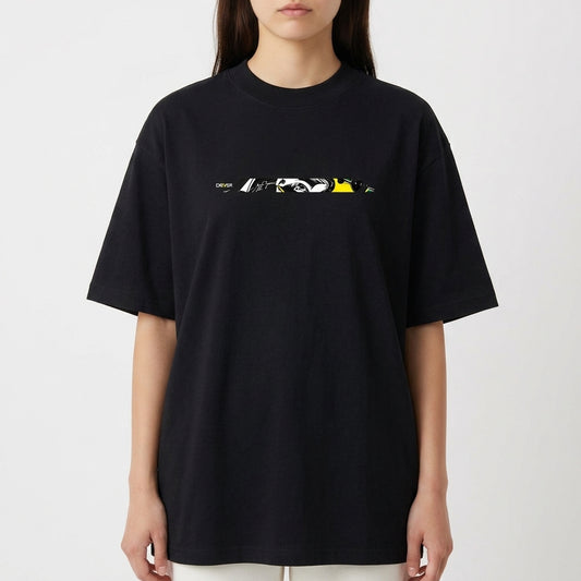 Camiseta com estampa frontal de elementos abstratos estilizados e fragmentos de rosto e estampa traseira de piloto de corrida com capacete e assinatura.