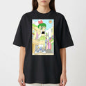 Camiseta com estampa frontal de personagem estilizada com cabelos verdes e roupas modernas em uma rua urbana colorida, com sol expressivo ao fundo.
