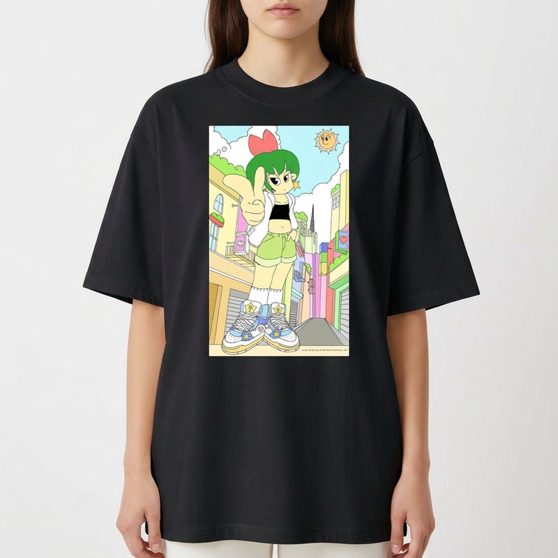 Camiseta com estampa frontal de personagem estilizada com cabelos verdes e roupas modernas em uma rua urbana colorida, com sol expressivo ao fundo.