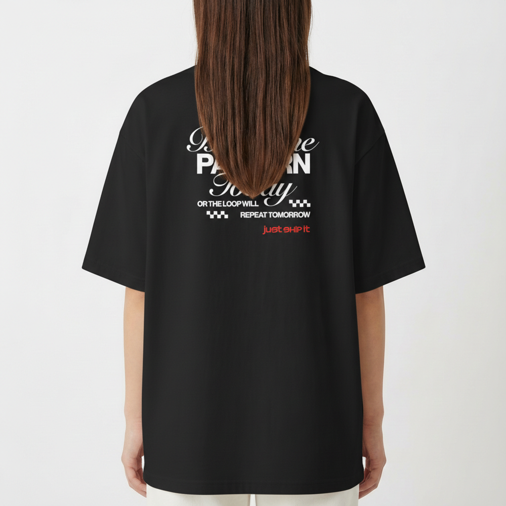 Camiseta com estampa frontal de texto estilizado "just ship it" e estampa traseira com frase inspiradora em letras grandes, junto a detalhes de padrão quadriculado.