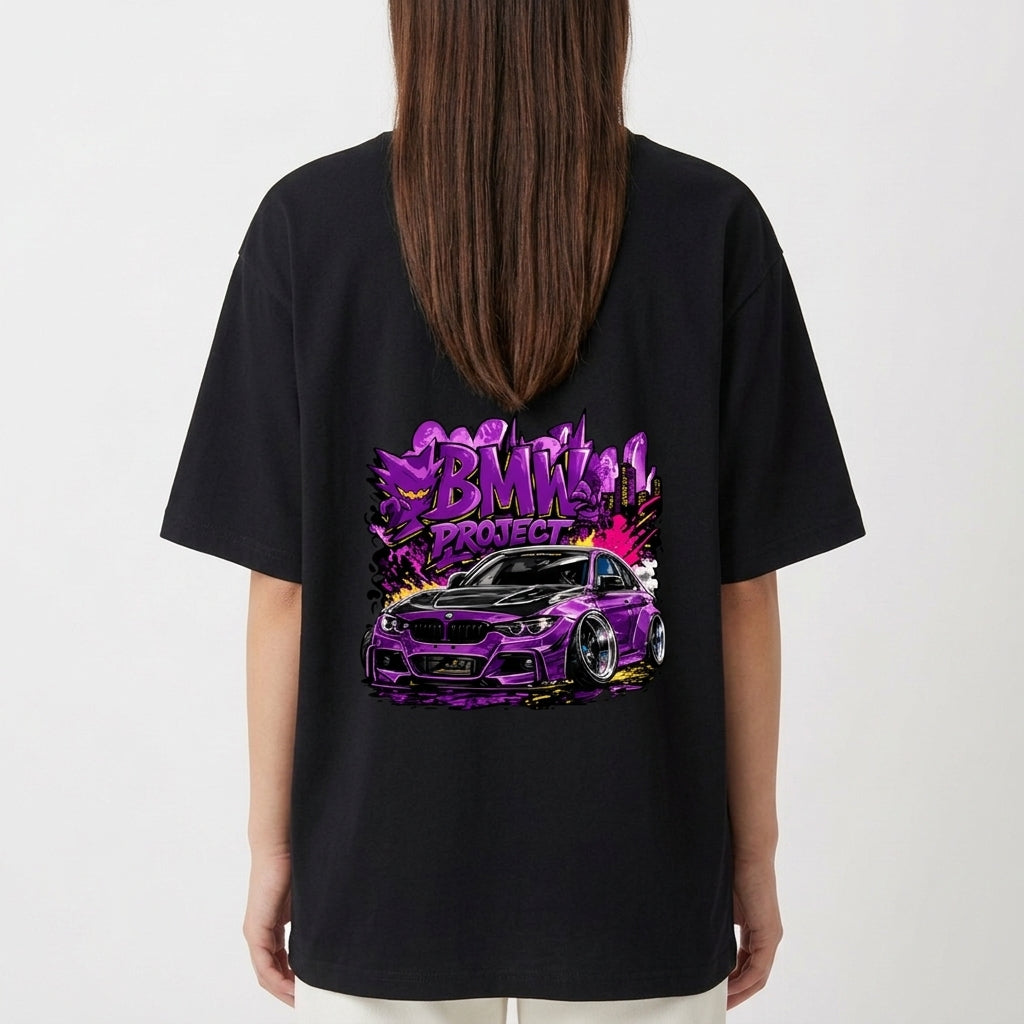 Camiseta com estampa frontal de coroa estilizada e estampa traseira de carro esportivo sob título "BMW Project" envolvido por efeitos dinâmicos e gráficos intensos.