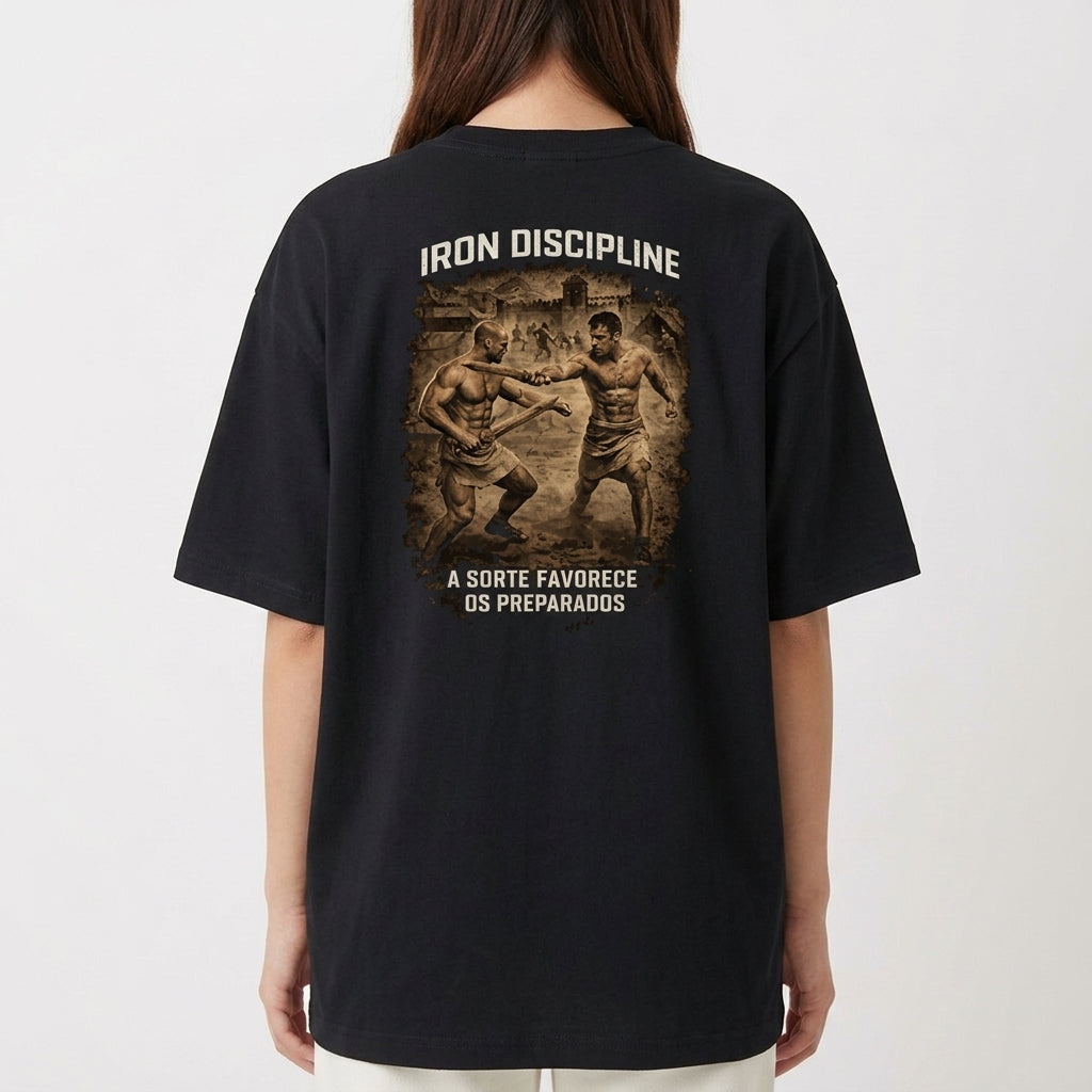 Camiseta com estampa traseira de dois pugilistas romanos em combate cercados por ruínas e texto "IRON DISCIPLINE A SORTE FAVORECE OS PREPARADOS".