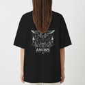 Camiseta com estampa frontal de "Seravia" em letras estilizadas e detalhe ornamental, e estampa traseira de Anúbis, o deus egípcio, com asas e tochas.