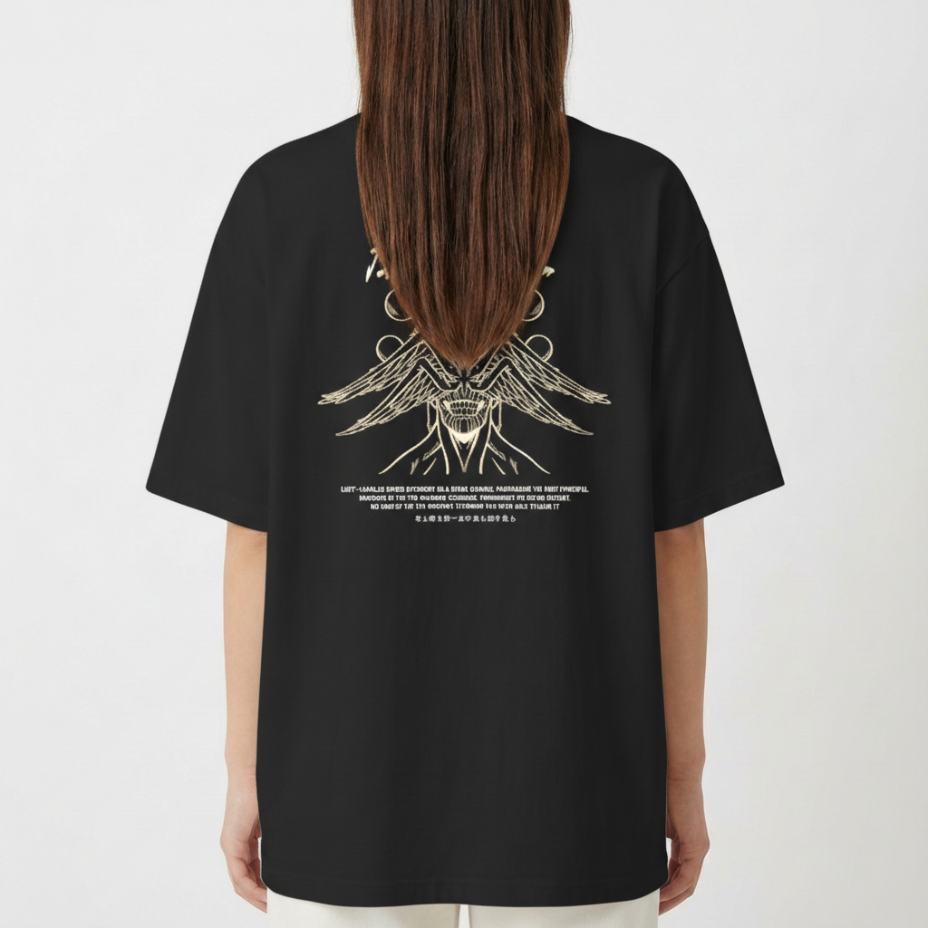 Camiseta com estampa frontal de mãos segurando uma flor estilizada e estampa traseira de design com asas, círculos e texto em estilo asiático.