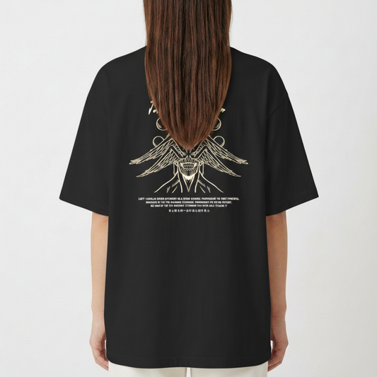 Camiseta com estampa frontal de mãos segurando uma flor estilizada e estampa traseira de design com asas, círculos e texto em estilo asiático.