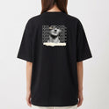 Camiseta com estampa frontal de uma escultura clássica com texto estilizado repetido e detalhe de rasgo, e estampa traseira similar ampliada e centralizada.