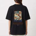 Camiseta com estampa frontal de coroa estilizada e texto "A Fênix Asiática (Fenghuang)" e estampa traseira de fênix entre nuvens e chamas sob a lua.
