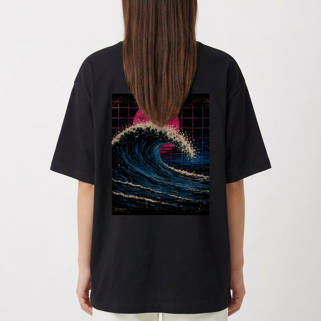 Camiseta com estampa frontal de pequeno texto no canto inferior e estampa traseira de onda imponente e sol vibrante em fundo quadriculado.