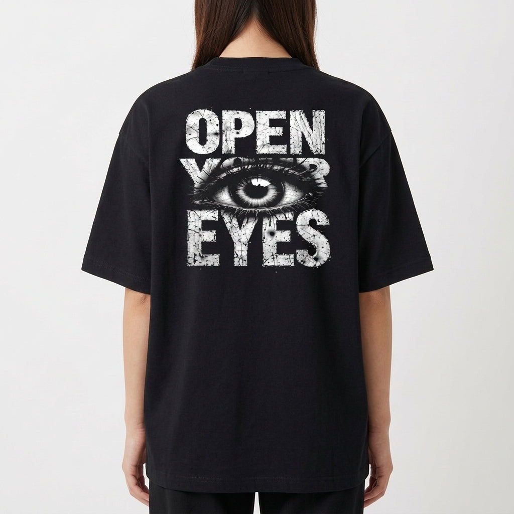 Camiseta com estampa frontal de "LUNOVA" em letras grandes e efeito desgastado, e estampa traseira de um olho detalhado entre "OPEN YOUR EYES".