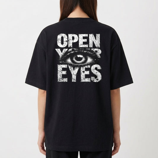 Camiseta com estampa frontal de "LUNOVA" em letras grandes e efeito desgastado, e estampa traseira de um olho detalhado entre "OPEN YOUR EYES".