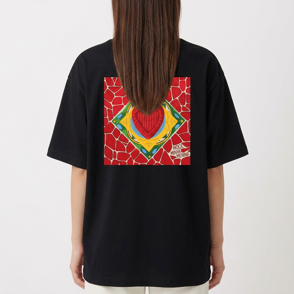 Camiseta com estampa frontal de gaiola com a palavra "RECORDS" e estampa traseira de coração em mosaico rodeado por padrões geométricos vibrantes.