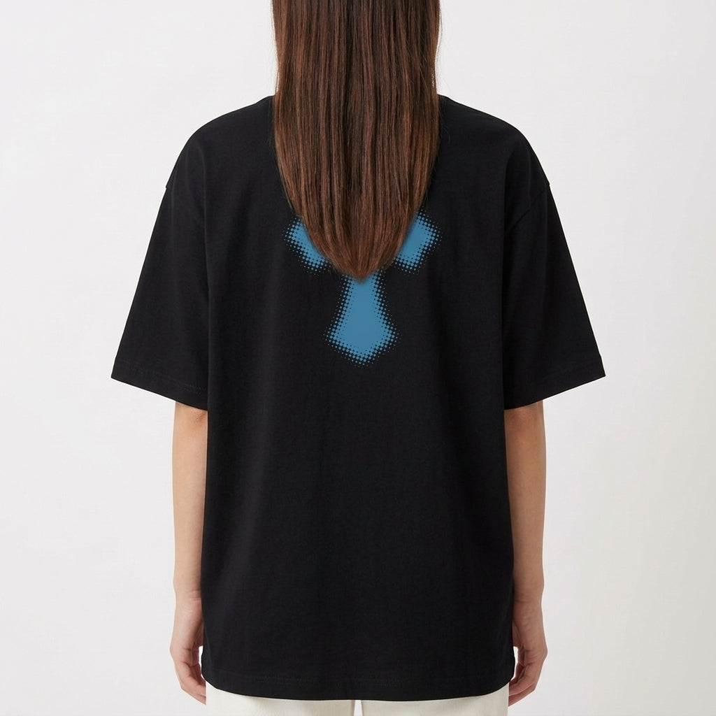 Camiseta com estampa frontal de "LZZYE CORP." acompanhada de um pequeno símbolo, e estampa traseira de uma grande cruz estilizada em destaque.