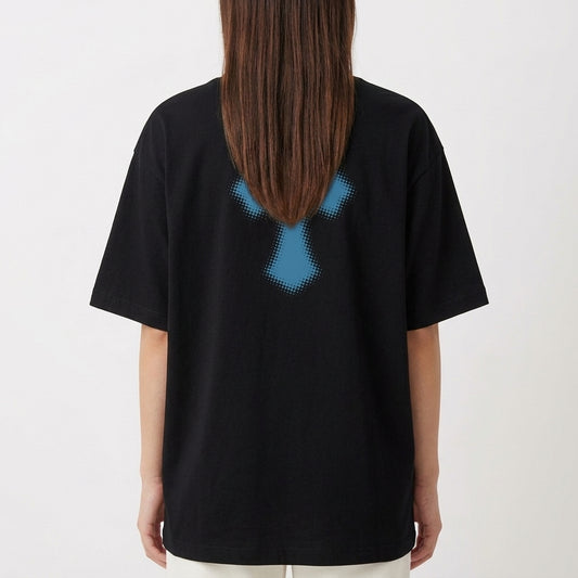 Camiseta com estampa frontal de "LZZYE CORP." acompanhada de um pequeno símbolo, e estampa traseira de uma grande cruz estilizada em destaque.