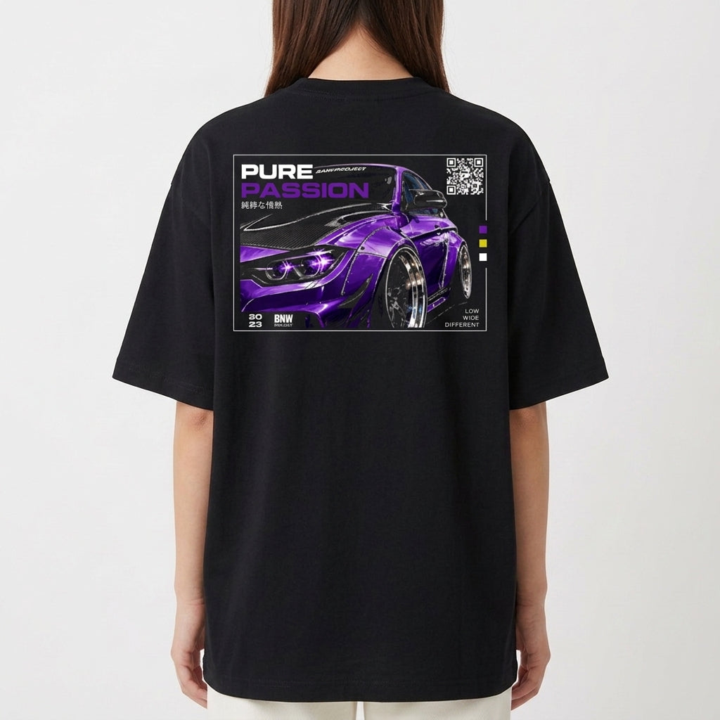 Camiseta com estampa frontal de coroa estilizada pequena e estampa traseira de carro esportivo roxo com dizeres, detalhes coloridos e QR code.